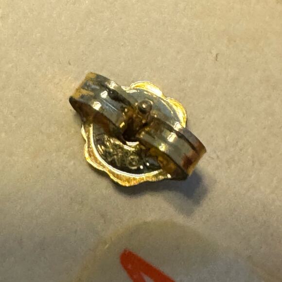 Carla Vintage Earrings 14 K. Post 12K Gold Filled Star Cut Out Earrings - Picture 5 of 5